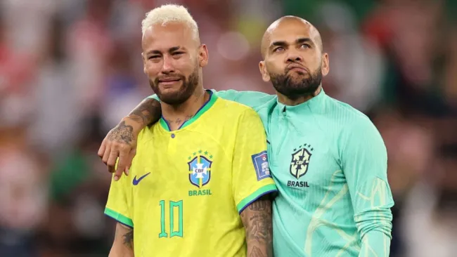 Neymar y Dani Alves, desconsolados tras quedar eliminado de Qatar 2022