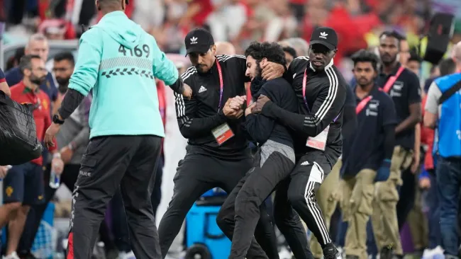 El fan fue interceptado por la gente de seguridad