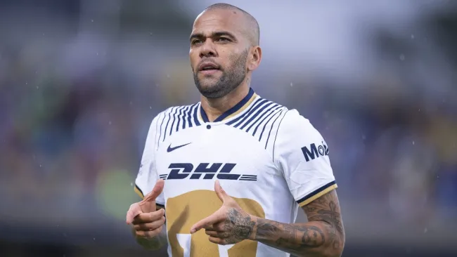 Dani Alves en un partio de Pumas
