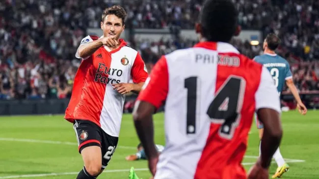 Santiago Giménez reforzaría al Sevilla