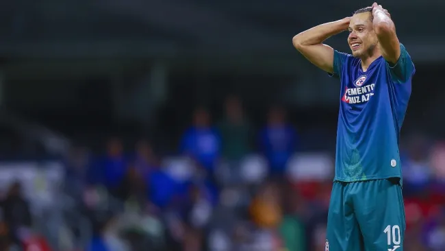 Ángel Romero en un partido de Cruz Azul