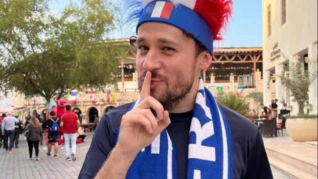 Luisito Comunica con la playera de Francia