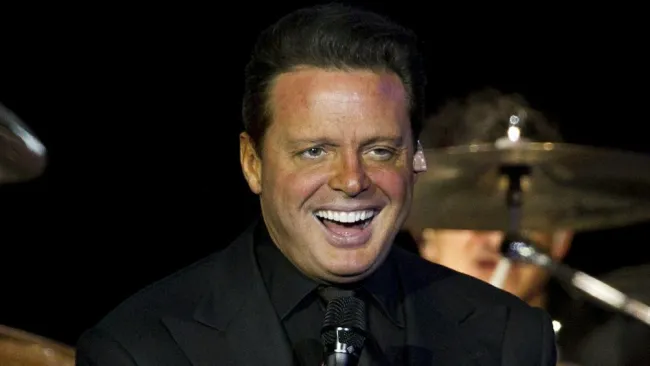 Luis Miguel durante un concierto