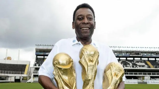 Pelé con sus tres mundiales ganados