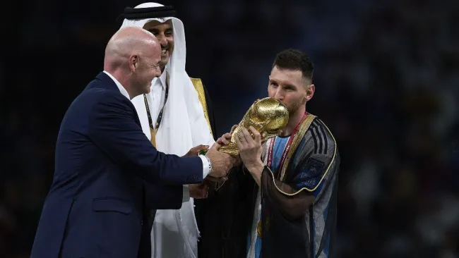 Messi con el bisht tras ganar el Mundial