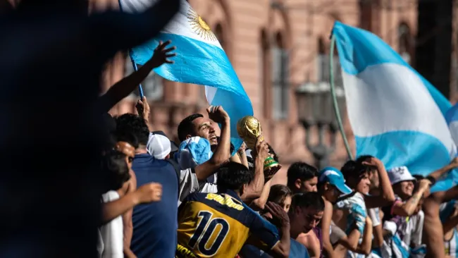 Herido en festejos argentinos, siguió alentado desde la ambulancia