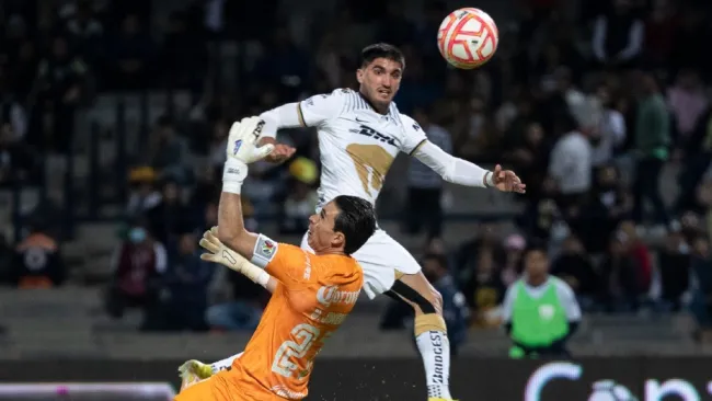 Del Prete venciendo a Jiménez en el primer gol de Pumas