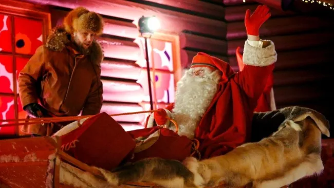 Santa Claus inicia su trayecto entregar regalos 