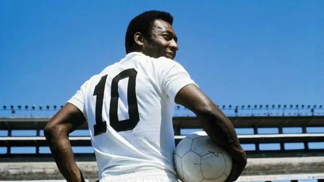Pelé: Playera autografiada por el exjugador es puesta en venta en Brasil