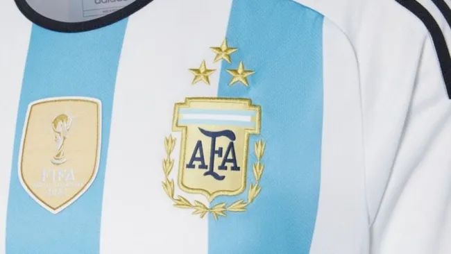 La camiseta ya luce las tres estrellas 