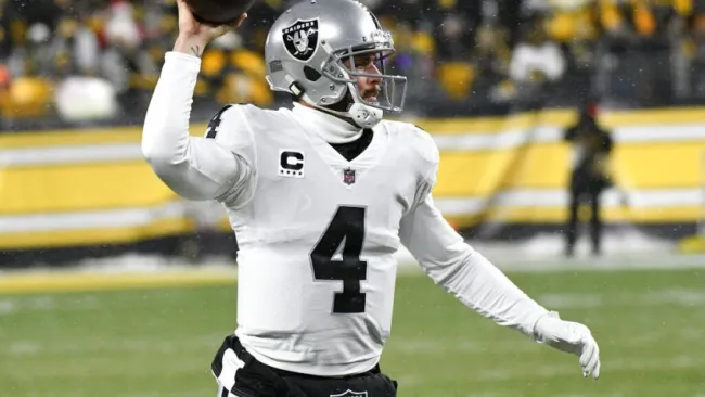 Raiders mandaron a la banca Derek Carr