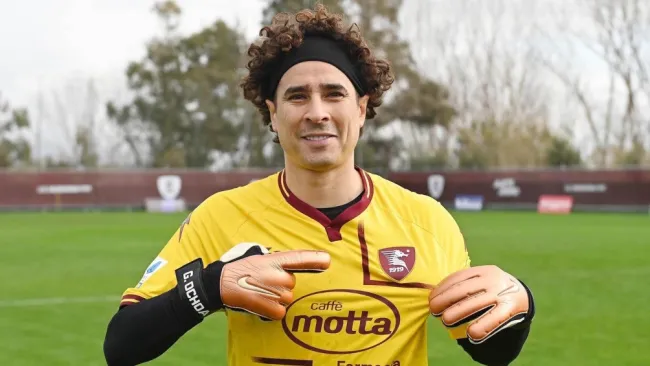 Memo Ochoa con el Salernitana