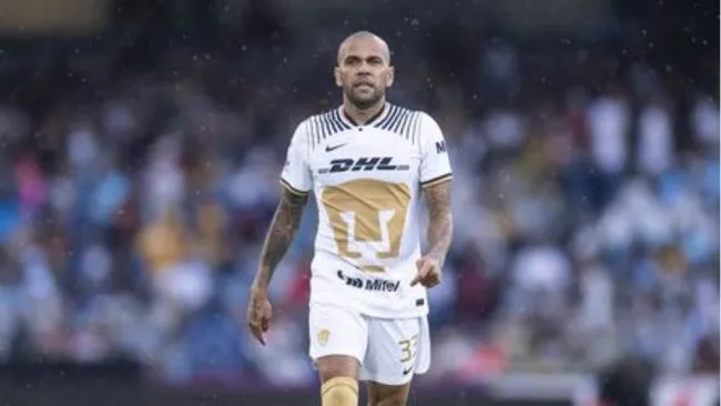 Dani Alves ya está en México para reportar con los Pumas