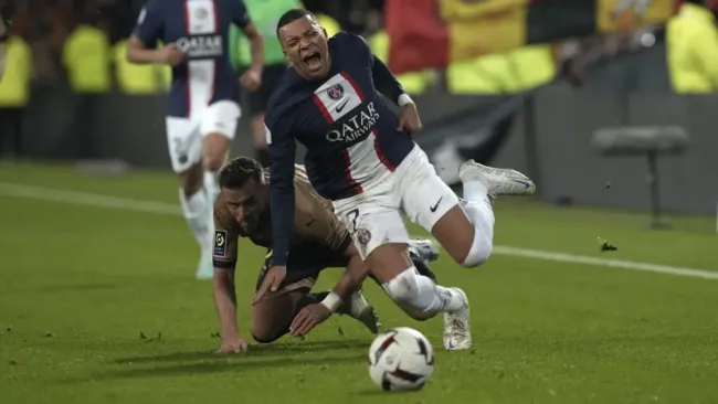 El PSG perdió el invicto ante su perseguidor