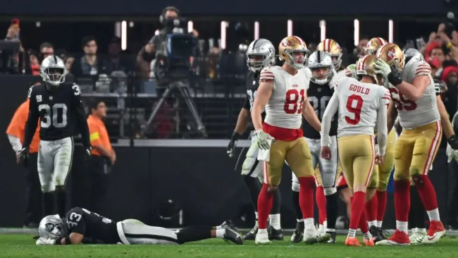 Robbie Gould de los 49ers de San Francisco es felicitado por sus compañeros
