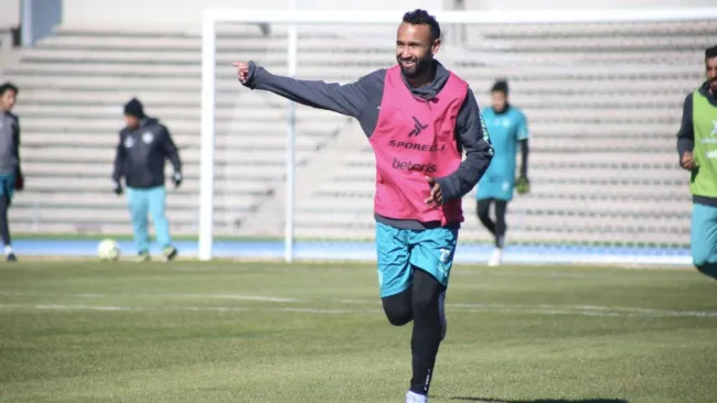 Jordan Sierra entrenando con los Bravos de Juárez