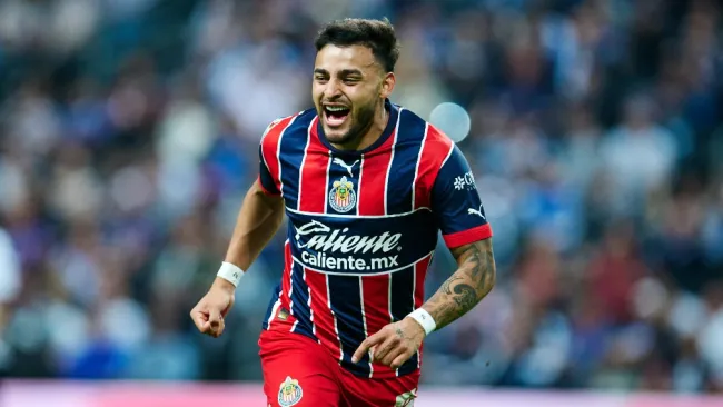 Alexis Vega festejando gol vs Rayados