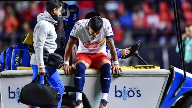 Alexis Vega sale lesionado 