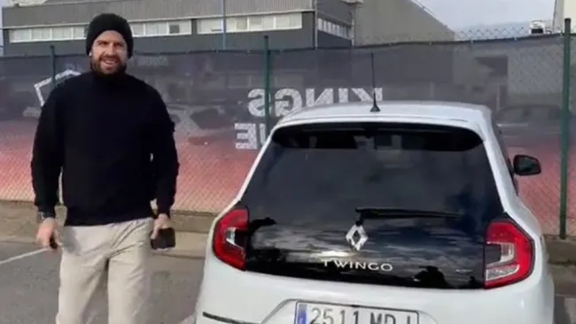 Gerard Piqué llegando en un Twingo