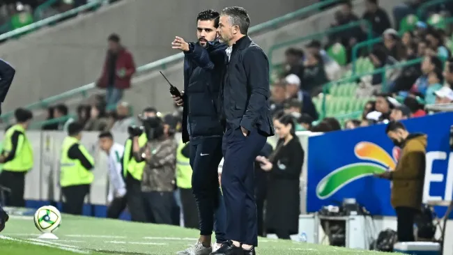 Rafael Puente dirigiendo a Pumas