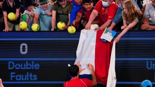 Medvedev firmando una bandera rusa