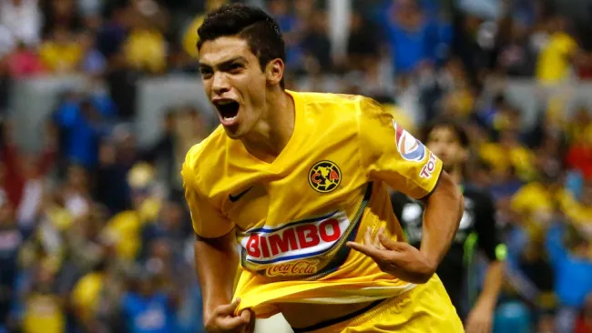 Raúl Jiménez celebra un gol con América