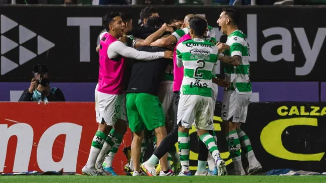 El equipo santista celebra la victoria ante "Los Cañoneros"