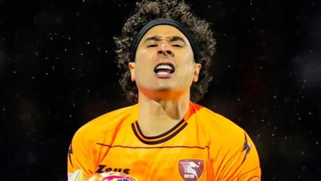 Memo Ochoa con el Salernitana