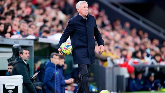 Carlo Ancelotti regaló chicle a un aficionado momentos antes de iniciar partido de Real Madrid