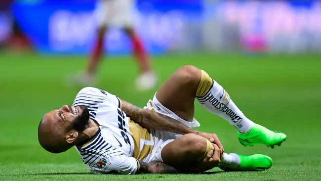 Dani Alves en un partido con Pumas