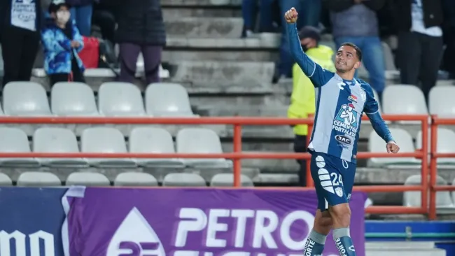 Luis Chávez festeja un gol con Pachuca