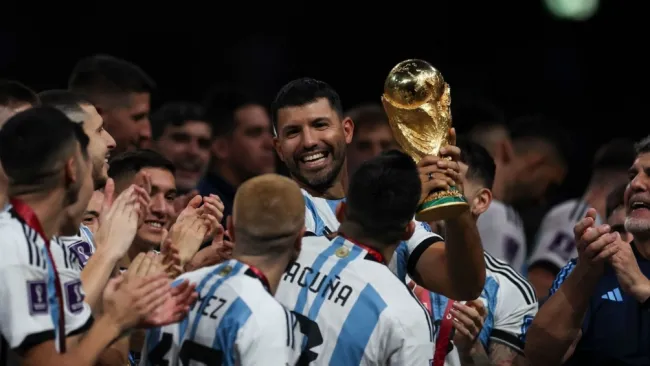 Kun Agüero le responde a Zlatan :"somos campeones del mundo y te querés matar”