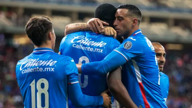 Jugadores de Cruz Azul, en festejo de gol
