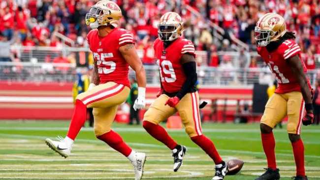 Jugadores de los 49ers festejan una acción
