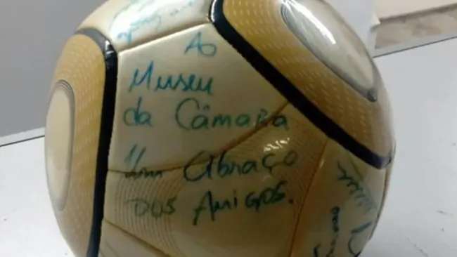 Balón autografiado por Neymar