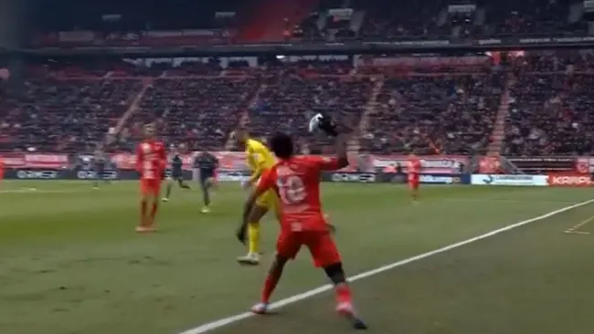 El jugador se molestó con la actitud del arquero