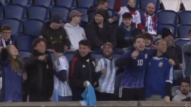 Aficionados argentinos hicieron acto de presencia en las gradas del Parque de los Príncipes