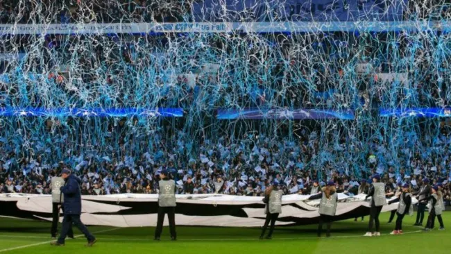 Afición del Manchester City en el Etihad Stadium durante juego de la Champions 
