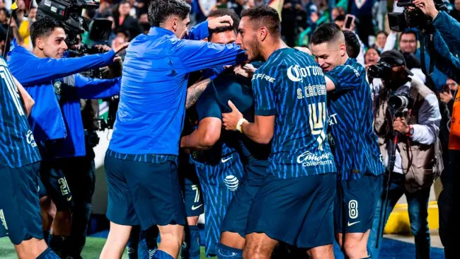 Jugadores de las Águilas en festejo de gol