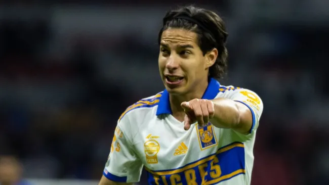 Diego Lainez en su debut con Tigres