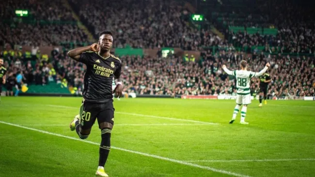 Vini después de anotar en Champions 