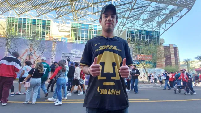 Alonso, el aficionado que portará con orgullo la playera de Pumas en el Supertazón