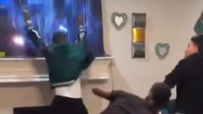 Aficionado de los Eagles rompiendo un televisor