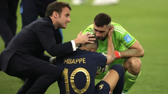 Martínez consolando a Mbappé tras la Final de Qatar 2022