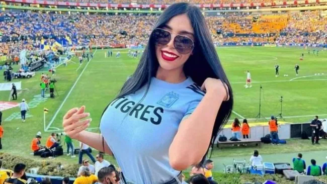 Aficionada de Tigres que hizo topless en el Volcán regresó y de nuevo mostró sus encantos