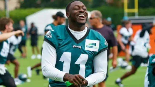 Aj Brown riendo durante un entrenamiento de los Eagles