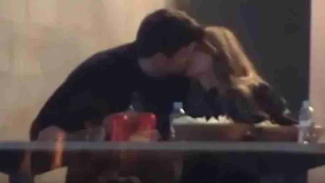 Piqué y Clara Chía se muestras muy cariños en pleno partido de Andorra