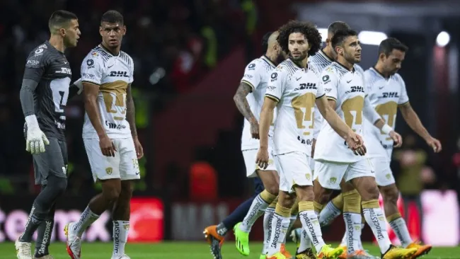 Jugadores de Pumas en lamento