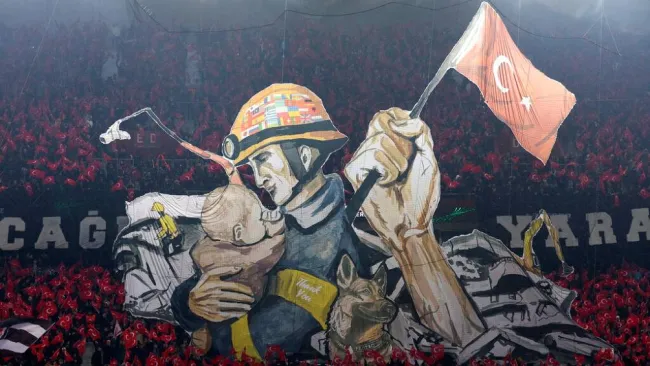 Proteo fue homenajeado con un tifo en el Trabzonspor vs Basel