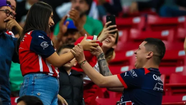 El hombre le pidió matrimonio a la chica